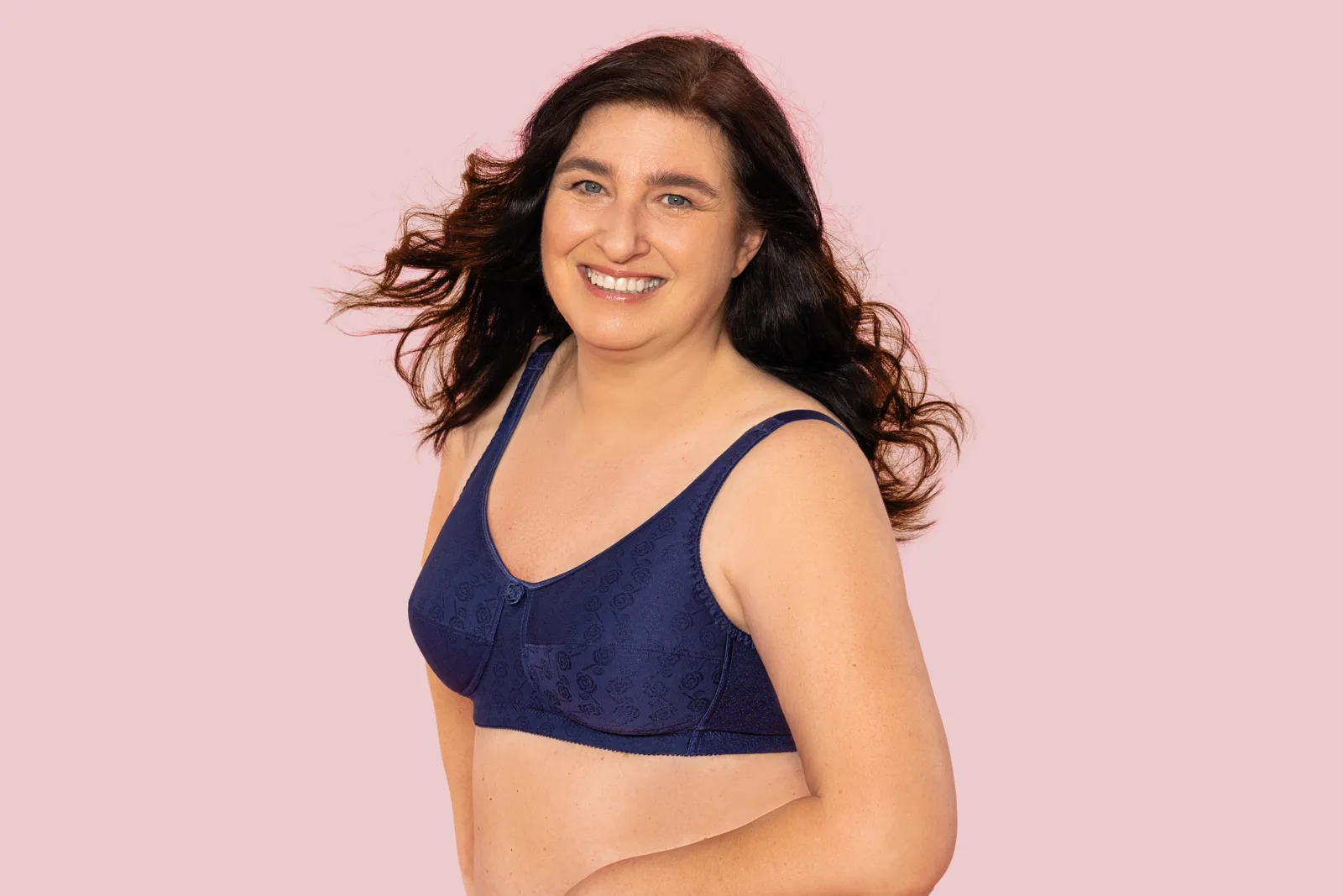 Frau mit Post-Mastektomie-BH von American Breast Care