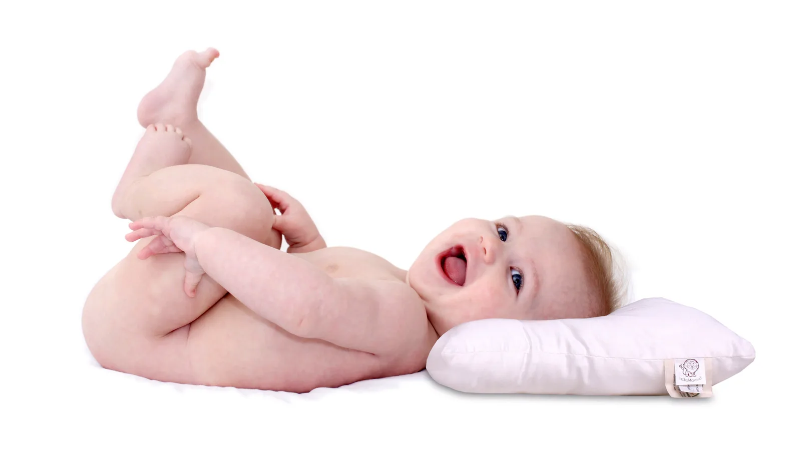 Lächelndes Baby auf dem BimboDorm-Kissen